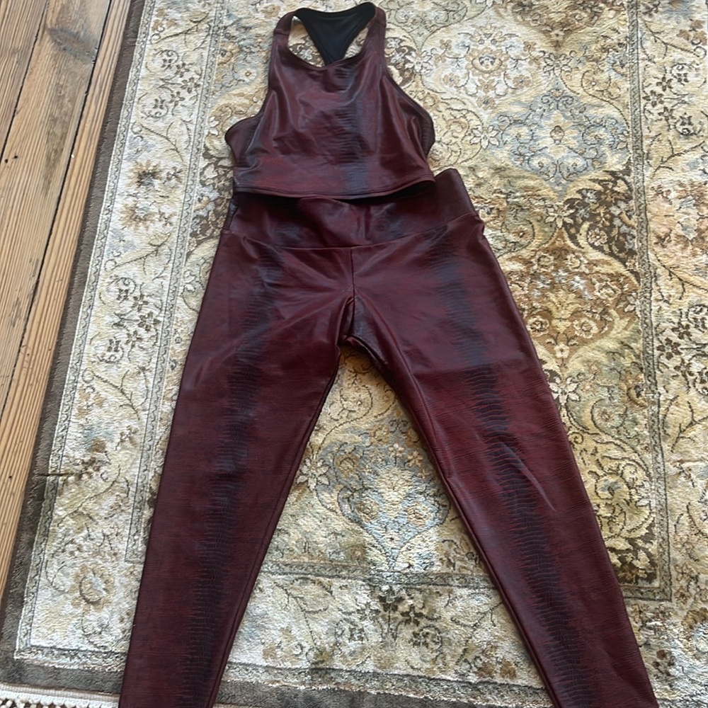 Onzie  lather look sports bra leggings